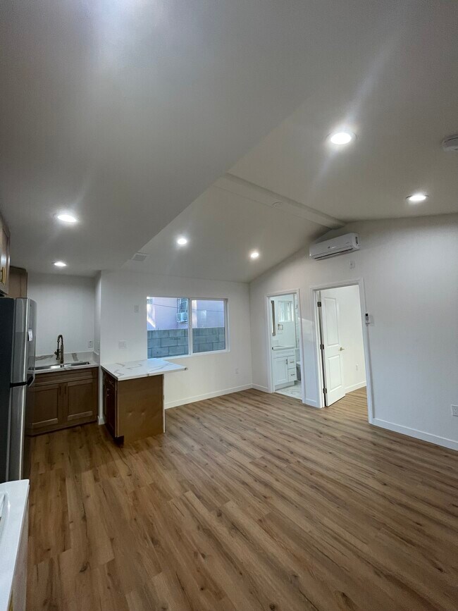 Foto del edificio - 1346 W 37th St