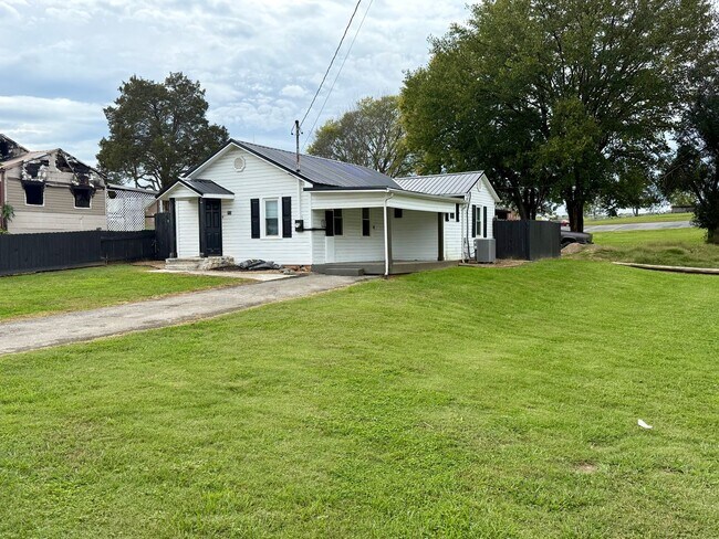Foto del edificio - **1/2 OFF 1st Month Rent- 2 bedroom 1 bath...