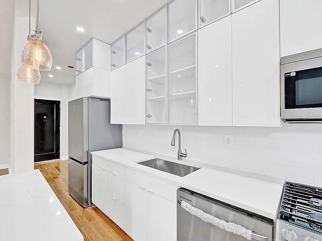 Foto del edificio - 7101 Shore Rd