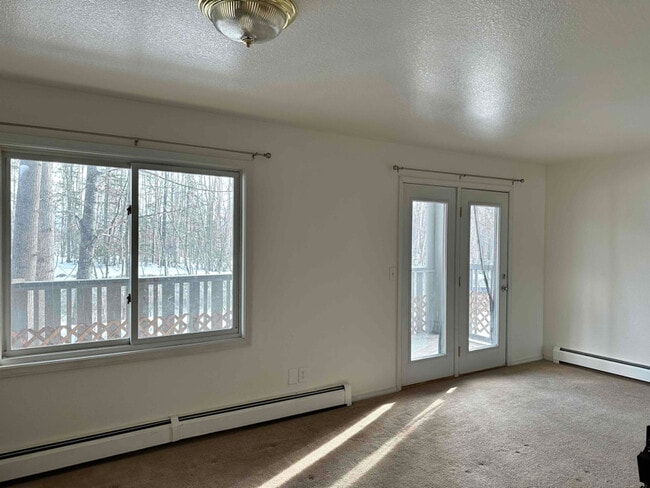 Building Photo - 1580 Chattaroy Cir