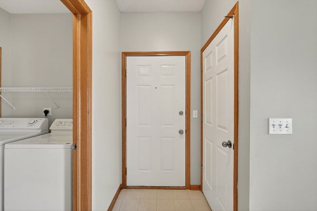 Building Photo - 1380 SE Florence Dr