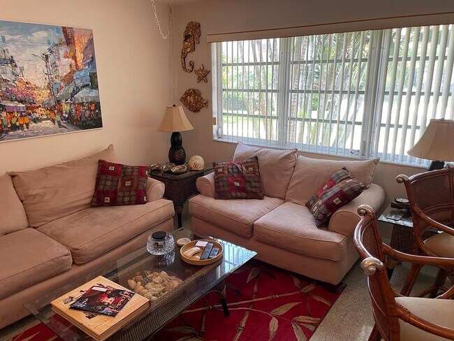 Foto del edificio - 700 Bayshore Dr