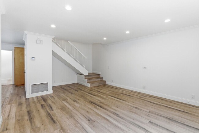 Foto del edificio - OPEN HOUSE SATURDAY 4/11 - 12PM TO 2PM Sunny and Bright 3 Bedroom End Unit in Yorktown Villas Nei...