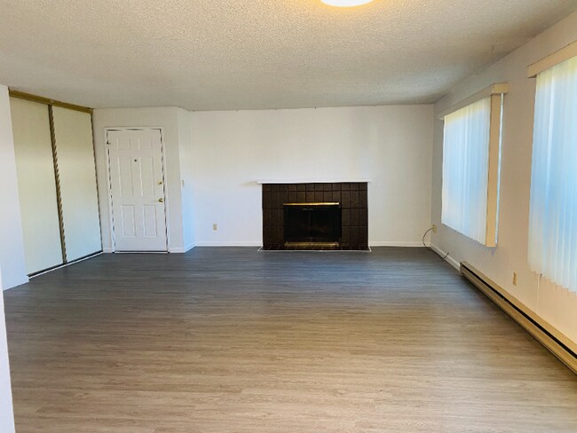 Building Photo - 8848 Interlake Ave N