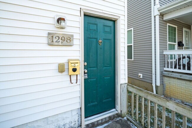 Building Photo - 1298 N 5th St