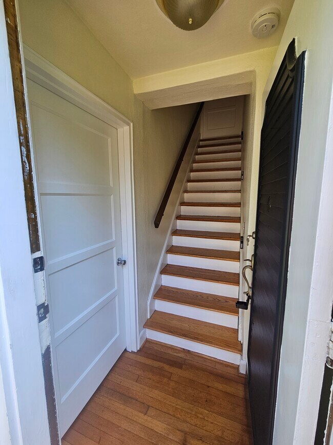 Escalera - 210 Granby Park