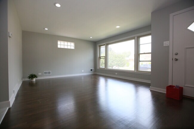 Building Photo - 5418 S Lorel Ave