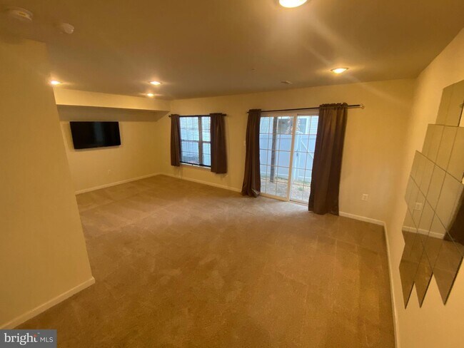 Building Photo - 1605 Sun High Terrace