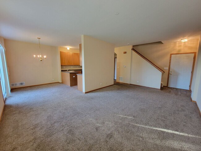 Foto del edificio - 2 BEDROOM, 1.1 BATH TOWNHOME AND TWO CAR G...