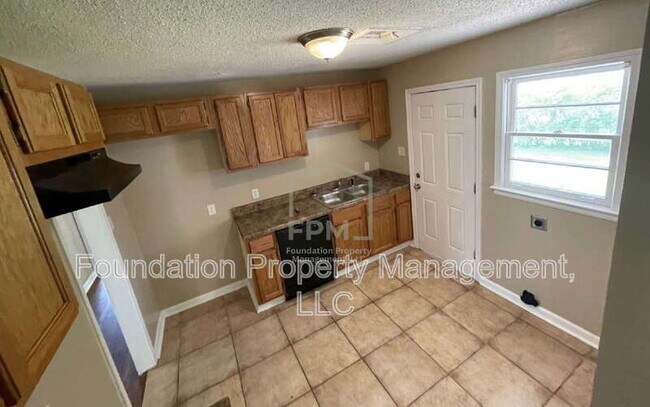 Building Photo - 2203 Pamela Dr