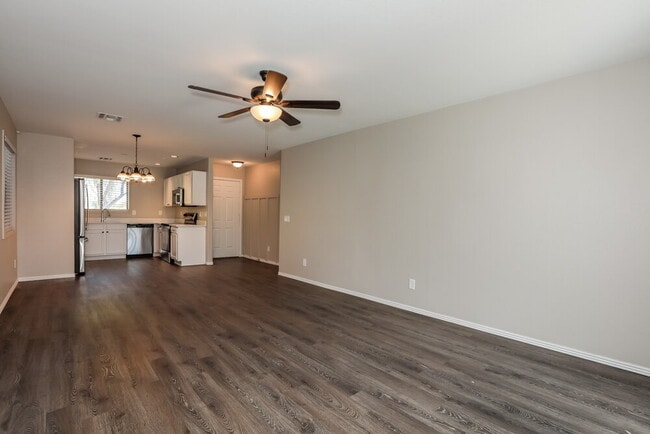 Building Photo - 1101 E Desert Rose Trail