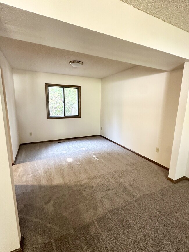 Building Photo - "Spacious 4-Bedroom Retreat with 2.5 Baths...
