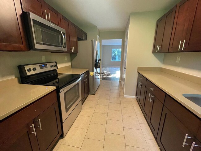 Building Photo - Modern 2 Bed Apartment with Spacious Layou...