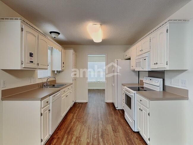 Building Photo - 419 Parallel Dr
