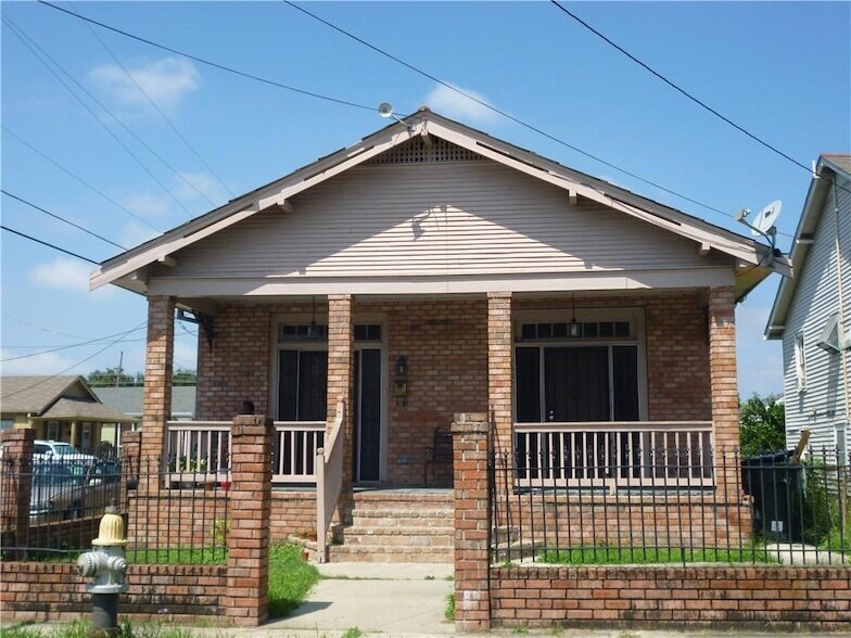 Primary Photo - 2500 Monroe St
