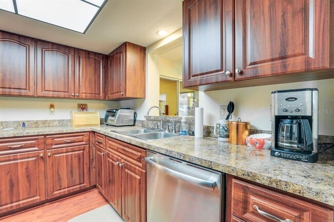 Foto del edificio - 5008 Medalist Rd