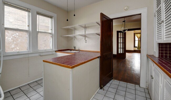 Foto del edificio - Charming 2-Bedroom Duplex in Franklin Park