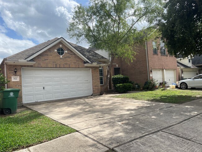 Foto del edificio - 811 Forest Hillside Ln