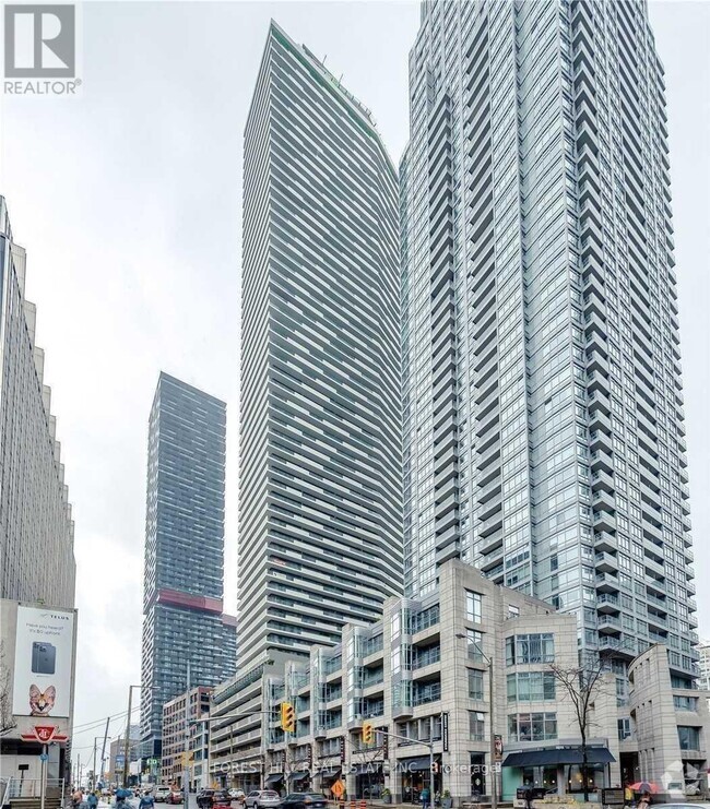 Building Photo - 2221-2221 Yonge St