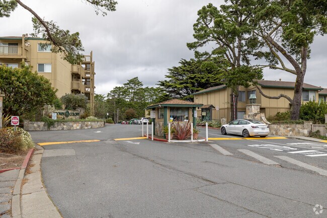 Entrada - Crown Colony