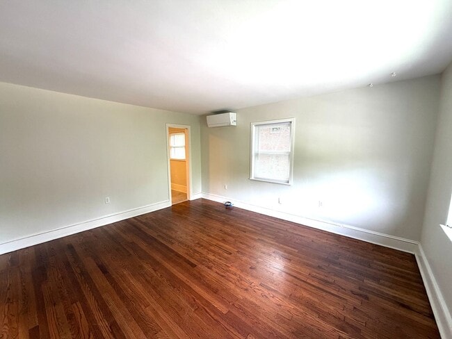 Building Photo - Central AVL - 1/1 Updated Apartment Ready Now!