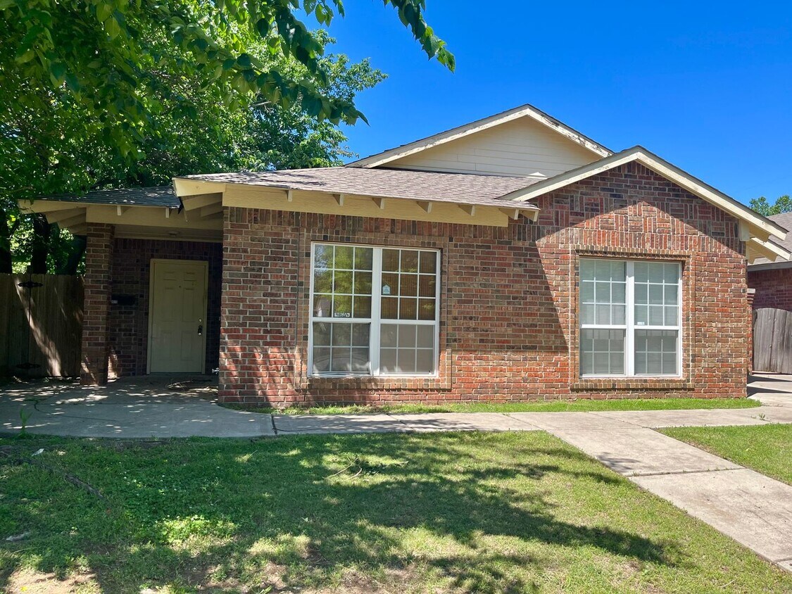 Primary Photo - Spacious 2 Bed 2 Bath Duplex in a Great Lo...