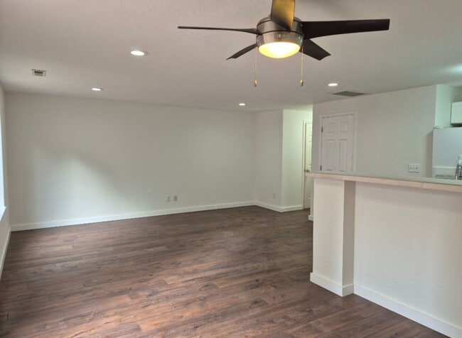 Building Photo - 3 bedroom - Move In Ready !!