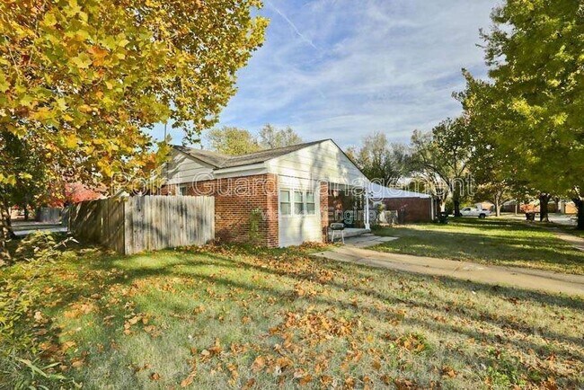 Building Photo - 1102 E Donnell Ave