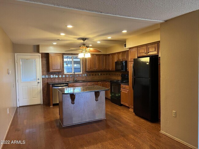 Building Photo - 3325 W Del Monico Ln