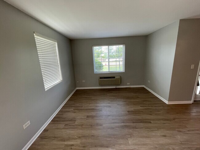 living room - 515 Silverstone Dr