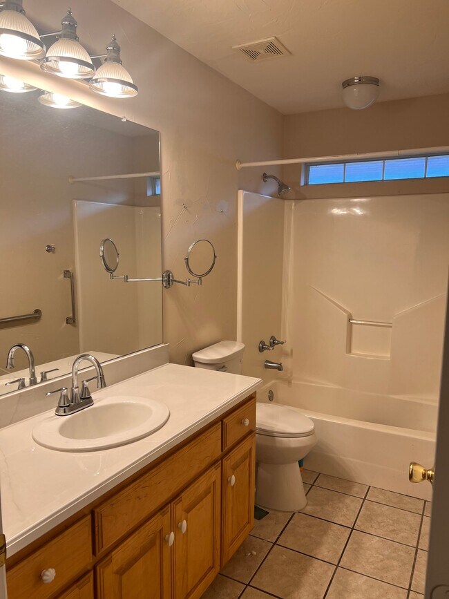 Building Photo - 411 Meadow Ln