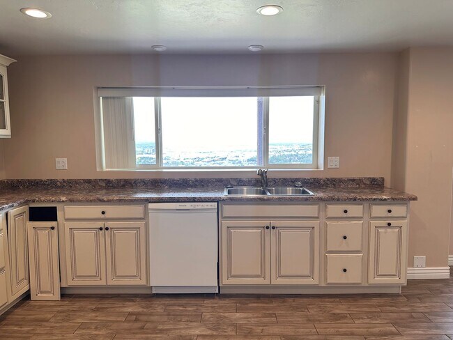 Foto del edificio - 2 Bedroom Walk out Basement Apartment
