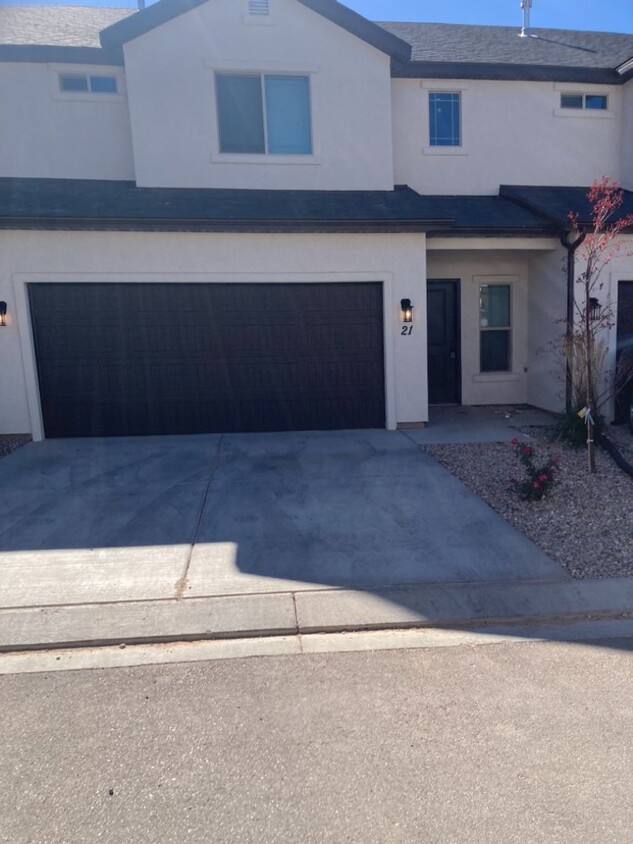 Primary Photo - 3 Bed - 2.5 Bath, Large Condo - 2 Car Garage