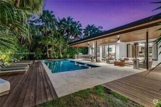 Building Photo - 2415 San Domingo St