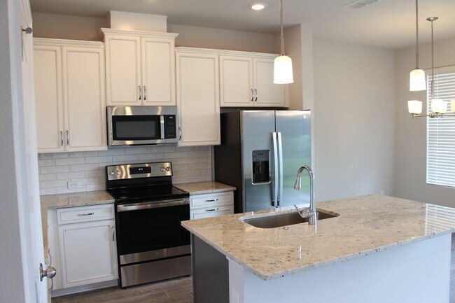 Foto del edificio - 4 Bedroom, 3 Bath Corner Unit Town Home in...
