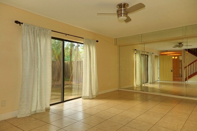 Foto del edificio - This 2/2.5 spacious townhouse could be you...