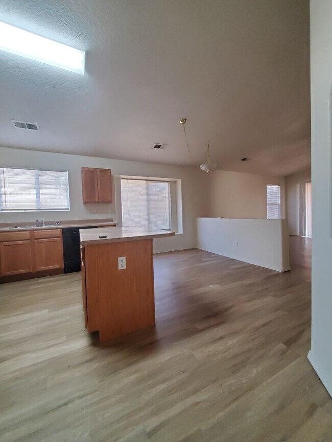 Foto del edificio - 4 bed, 2 bath in Huning Ranch.