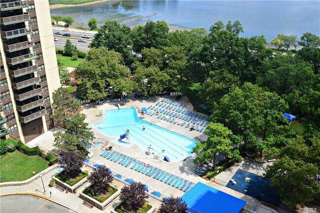 Foto del edificio - 17-85-85 215th St