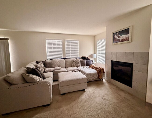 Foto del edificio - HUGE 3BR Home Built in 2020 with Office, Loft & Mountain Views