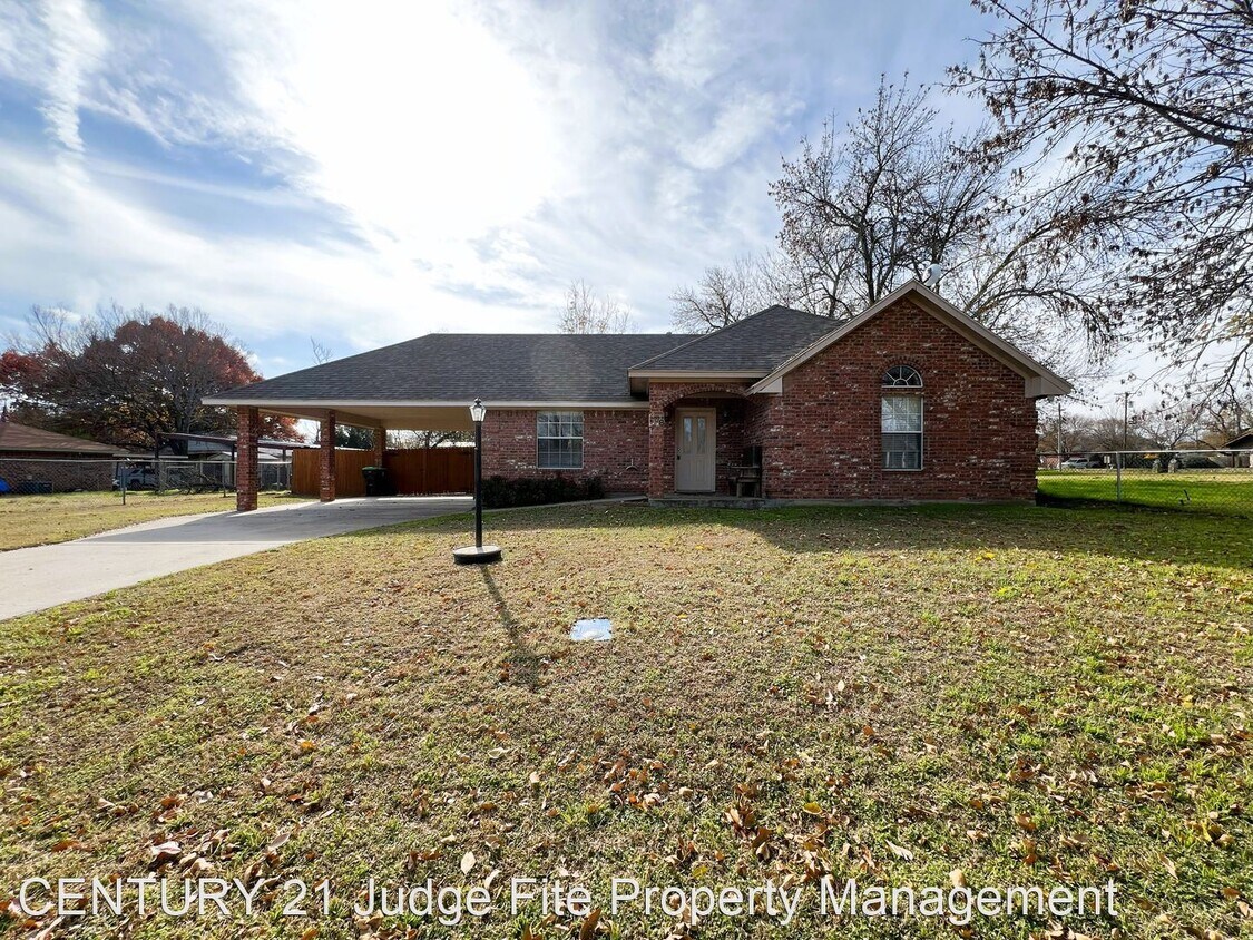 2 br, 2 bath House 408 W. Morton Street House Rental in Boyd, TX