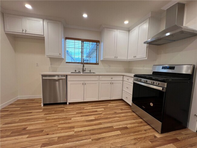 Foto del edificio - 5742 Woodman Ave