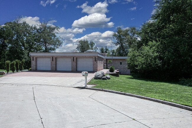 Building Photo - Luxury Riverfront Home