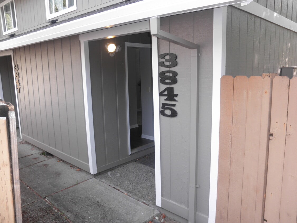 Primary Photo - 3845 Northwest Chemult Place