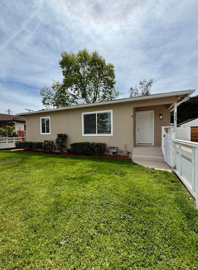 Foto del edificio - 4225 Tuller Ave