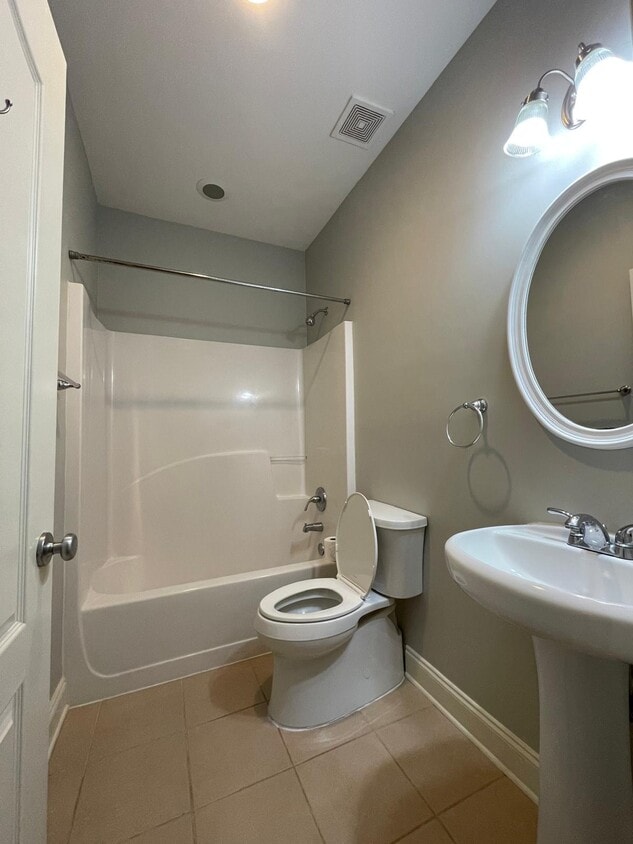 Building Photo - 1964 Sterling Oaks Cir NE