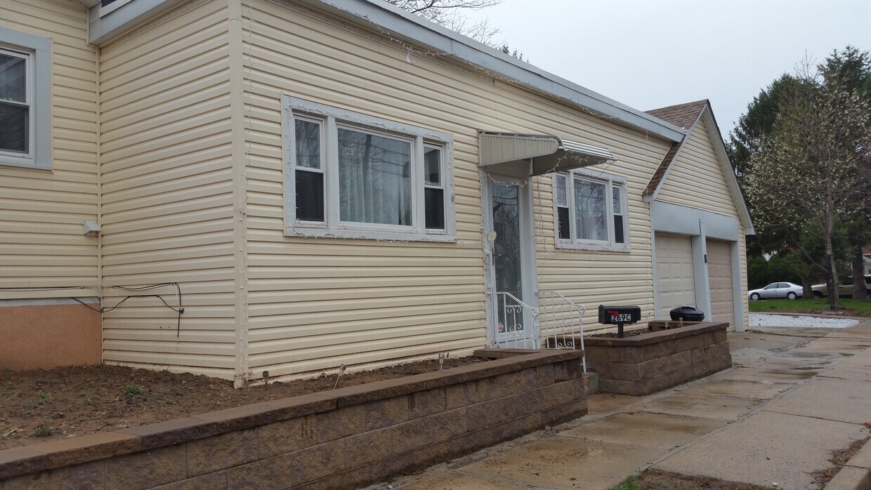 Primary Photo - 270 N 1st Ave