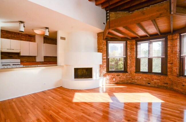 Building Photo - 553 W Wellington Ave