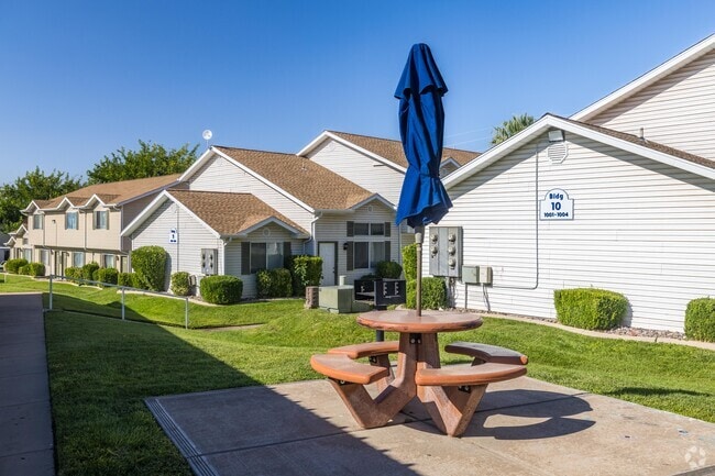 Beautiful Landscaping - Sunridge Apartments