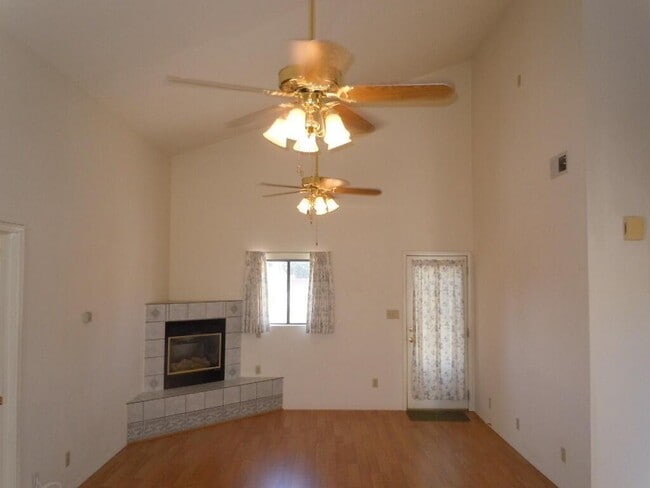 Foto del edificio - 2059 Columbia Ct NE