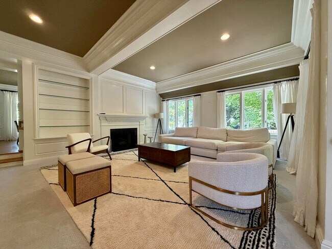 Building Photo - Stunning, Furnished 4 Bed 3.5 Bath + Offic...